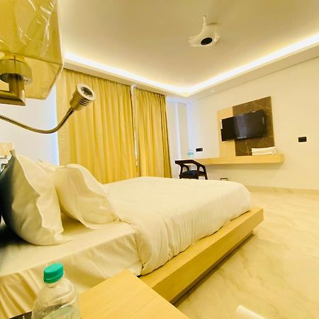 Hotel Holiday Grand Greater Noida Exterior foto
