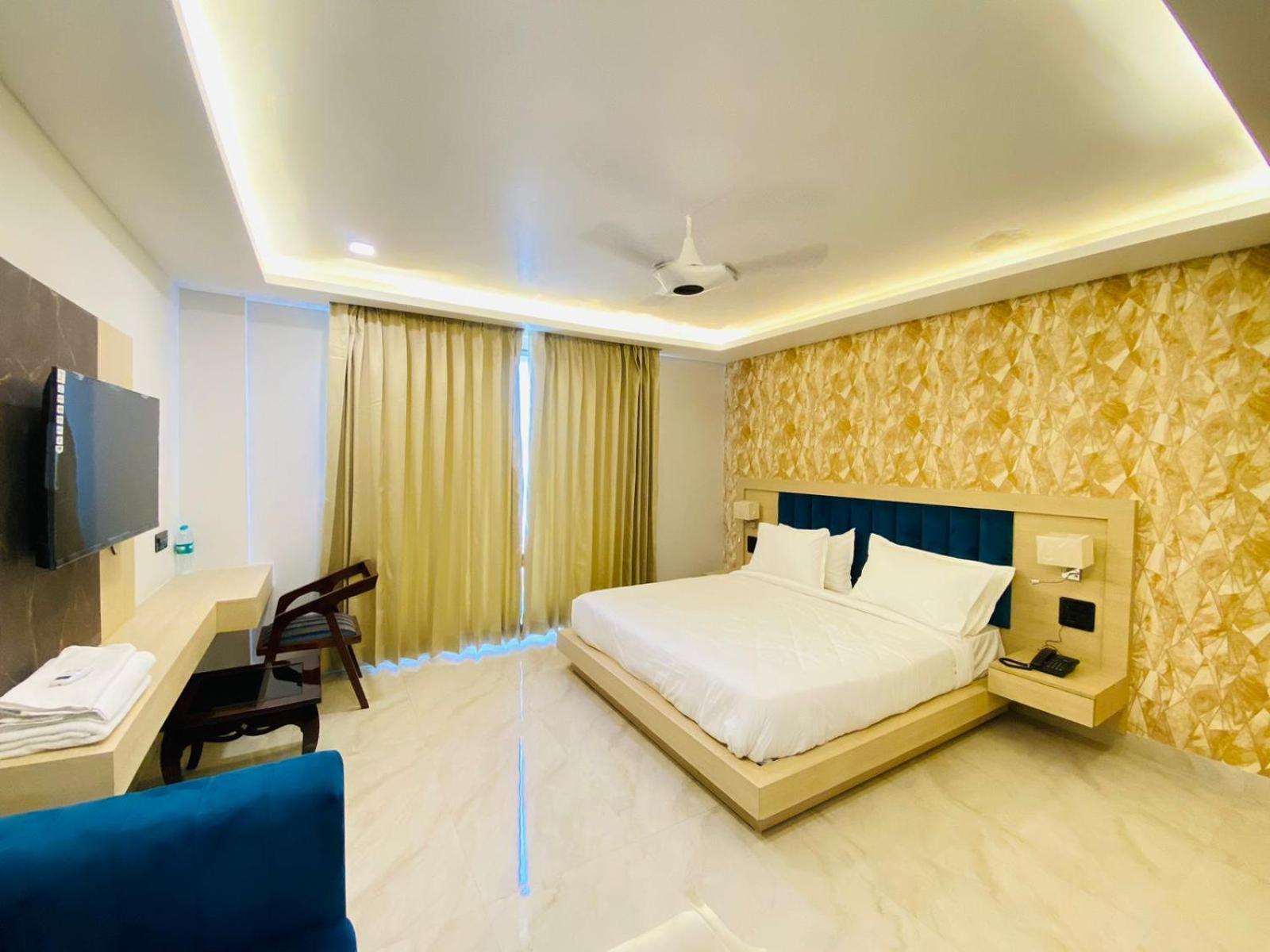 Hotel Holiday Grand Greater Noida Exterior foto